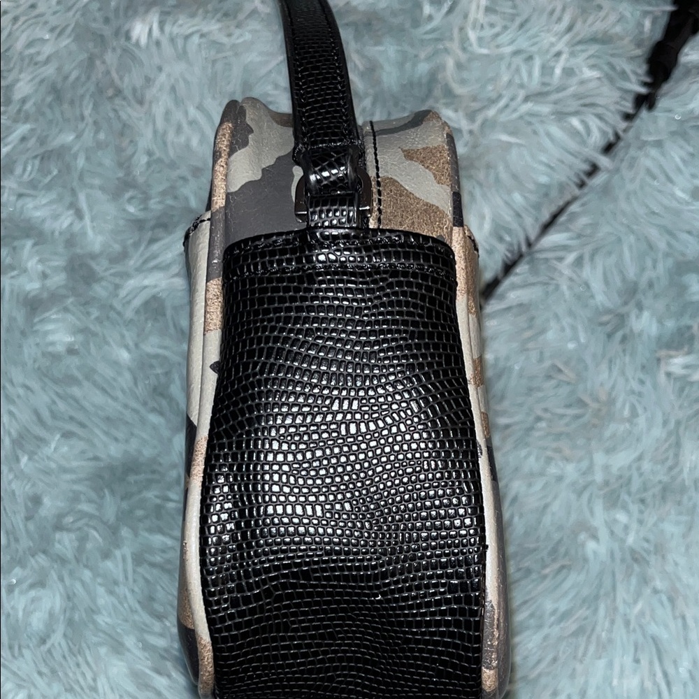GILI CAMO LEATHER CROSSBODY BAG/ SILVER ID WRISTLET EUC - Picture 9 of 11